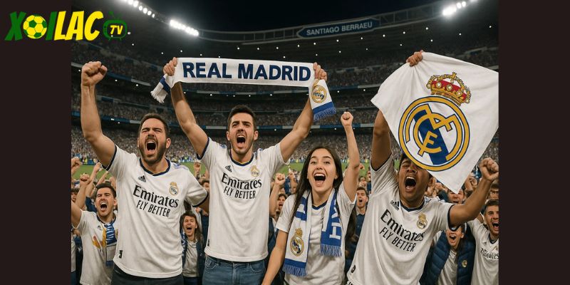 Người hâm mộ ăn mừng khi Real Madrid thắng liên tiếp tại Santiago Bernabéu. Người hâm mộ ăn mừng khi Real Madrid thắng liên tiếp tại Santiago Bernabéu.