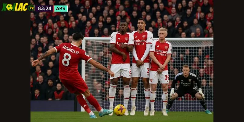 Cú sút phạt giúp Arsenal mất bất bại trước Liverpool. Cú sút phạt giúp Arsenal mất bất bại trước Liverpool.