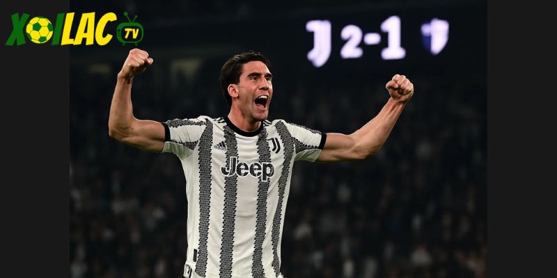Vlahovic ăn mừng bàn thắng, dự đoán 2-1 nghiêng về Juventus. Vlahovic ăn mừng bàn thắng, dự đoán 2-1 nghiêng về Juventus.