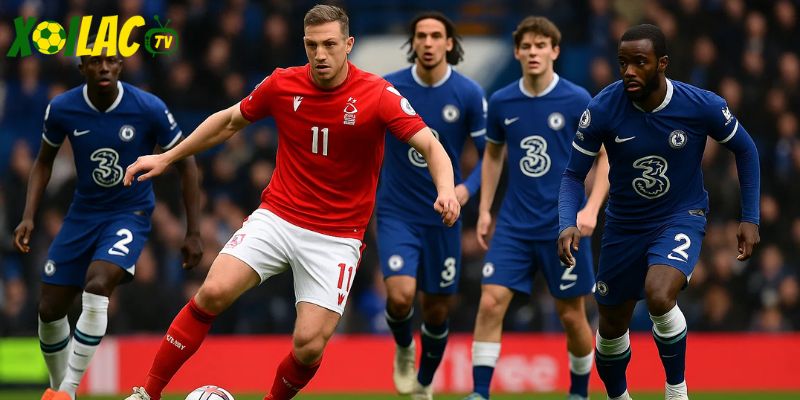 Chris Wood tìm khoảng trống trước hàng thủ Chelsea trong Nottingham Forest vs Chelsea.