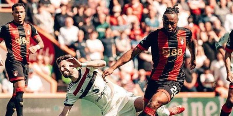 Các cầu thủ Manchester United khởi động đầy khí thế trước Manchester United vs AFC Bournemouth