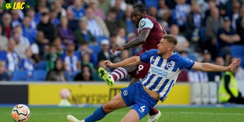 Cầu thủ Brighton & Hove Albion pressing mạnh mẽ trước West Ham United vs Brighton & Hove Albion