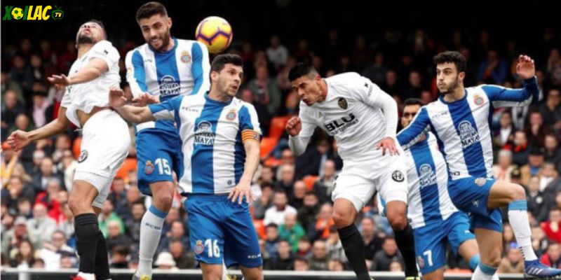 Cổ động viên CLB Espanyol cổ vũ cuồng nhiệt trên khán đài RCDE Stadium