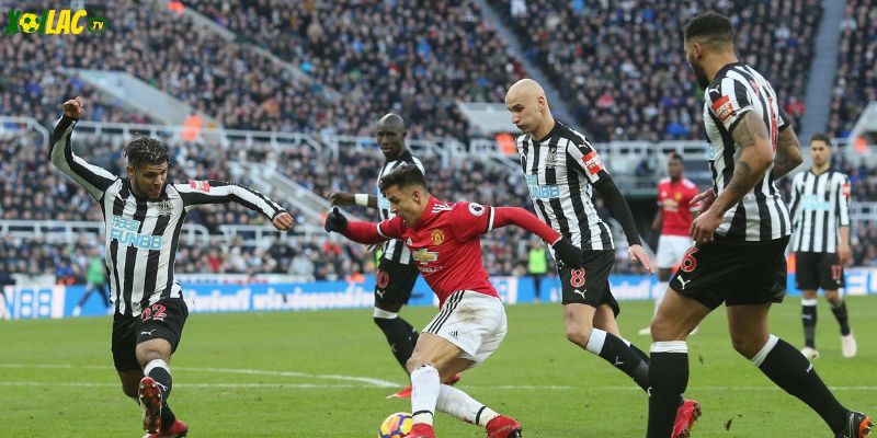 Old Trafford rực rỡ ánh đèn trước trận Manchester United vs Newcastle United Boxing Day