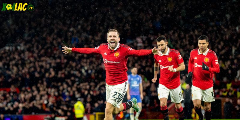 Ruben Amorim chỉ đạo quyết liệt bên đường pitch trước Manchester United vs AFC Bournemouth 