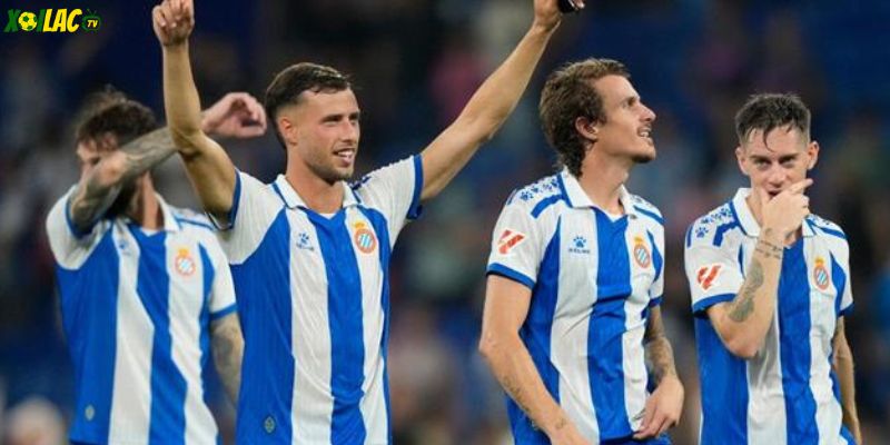 Sân RCDE Stadium lung linh ánh đèn trước trận đấu của CLB Espanyol